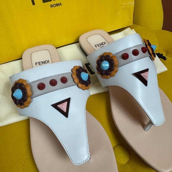 FENDI Sandals - Tong sandals Flat Studs leather white Size 6.5 - Picture 4 of 13
